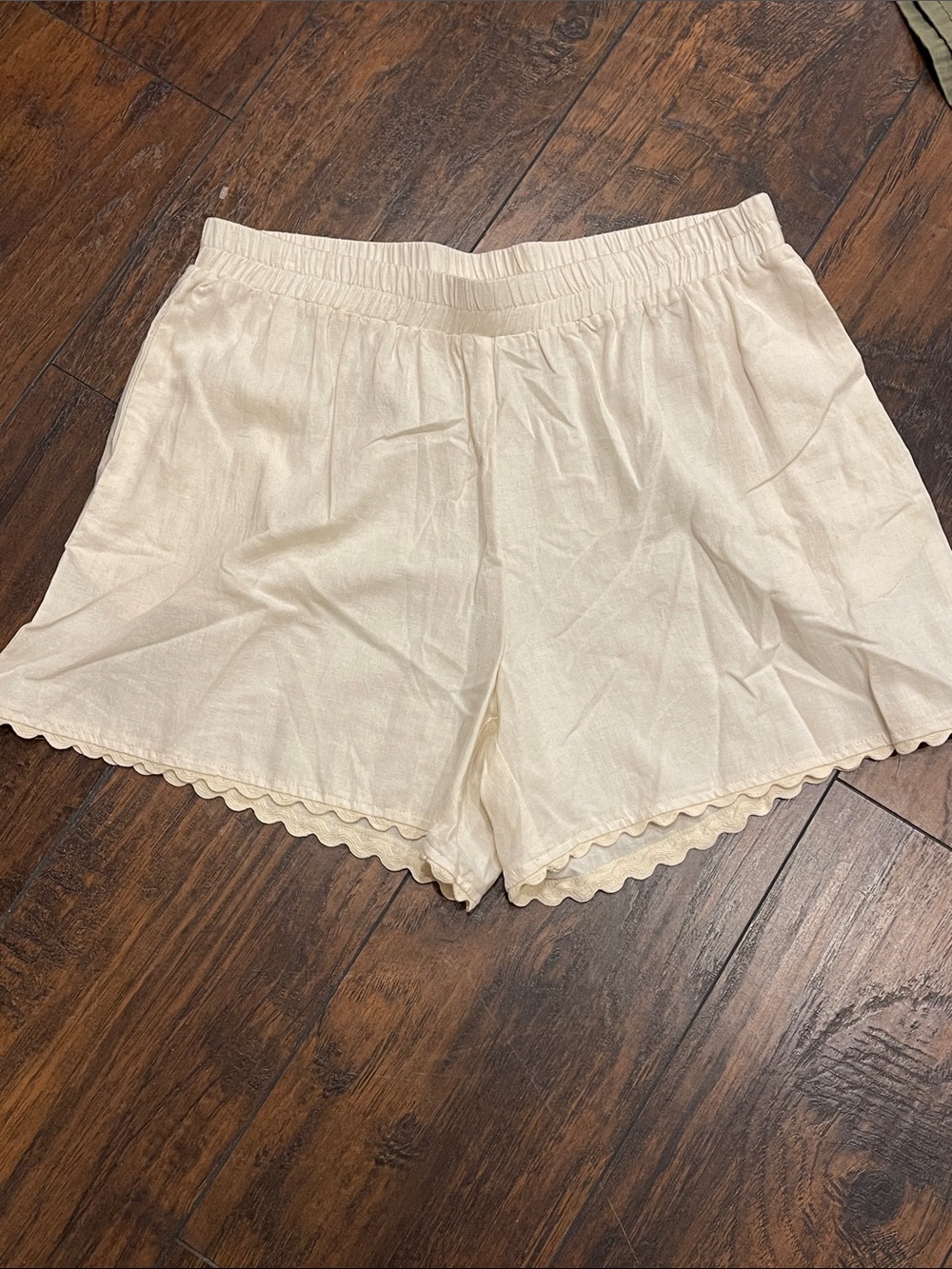 fun 2 fun Cream Scalloped-Edge linen blend Shorts